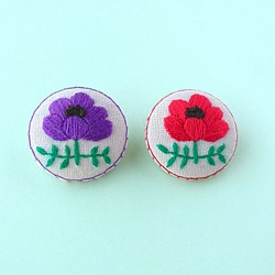 ポピー 一輪 刺繍ブローチ 赤と紫 ヘアゴム変更可 1枚目の画像