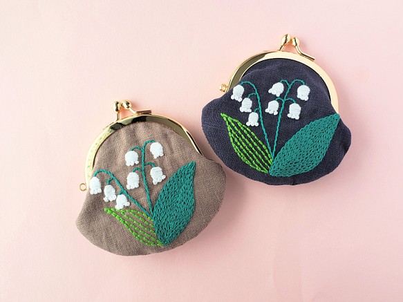 木造 刺繍がま口ポーチ ネイビー地にすずらん ハンドメイド | tatihome.com