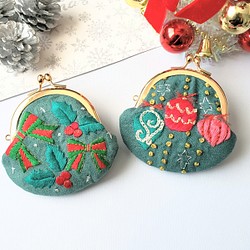 クリスマス柄 刺繍がま口  キラキラオーナメント リボンと柊 1枚目の画像