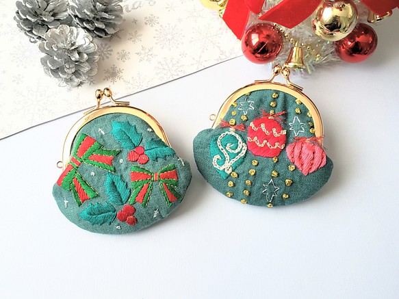 クリスマス柄 刺繍がま口  キラキラオーナメント リボンと柊 1枚目の画像