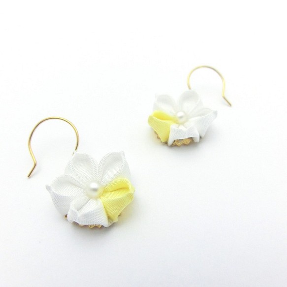 旋鈕手工製作的真絲風鈴草耳環&lt;白色x檸檬&gt;耳環免費交換 第1張的照片