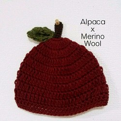 アルパカ×メリノウールのりんご帽子XS（新生児~頭囲41） 1枚目の画像