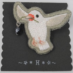 「白文鳥と幸せの実」羽根/鳥/手縫い刺繍ブローチ/一点物 1枚目の画像