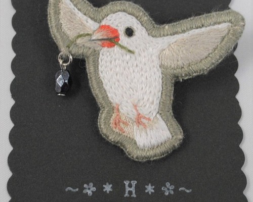 「白文鳥と幸せの実」羽根/鳥/手縫い刺繍ブローチ/一点物