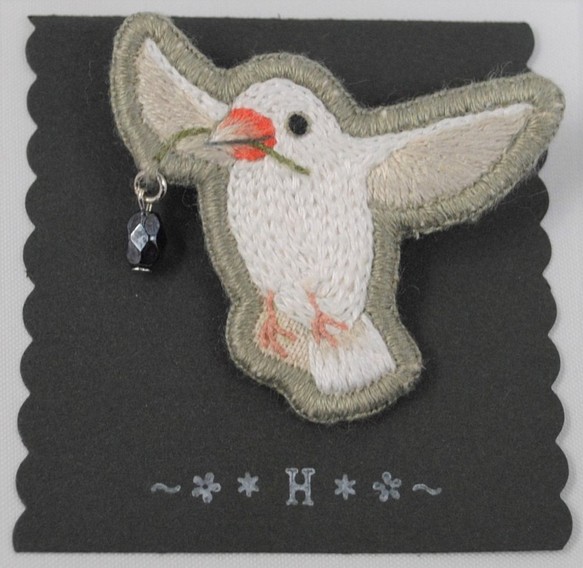 「白文鳥と幸せの実」羽根/鳥/手縫い刺繍ブローチ/一点物 1枚目の画像