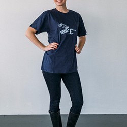 グラフィックTシャツ（男女兼用）；ハンドプリント半袖シャツ、ネイビー【Defective? or Unique?】 1枚目の画像