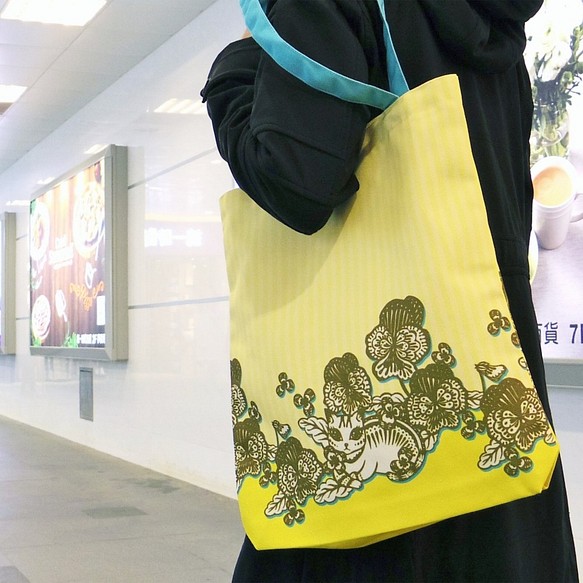 手感沾水筆花紋設計 --- ＜小貓花園＞牛津布購物袋／課本袋，粉黃款 第1張的照片