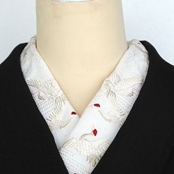 成人式結婚式に鶴と雲の吉祥文様刺繍半襟（純白に生成り鶴） 1枚目の画像