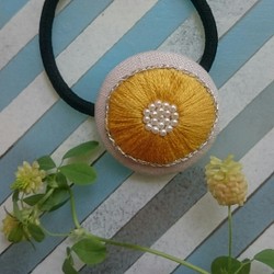 【再販・受注制作】刺繍ヘアゴム 丸い大きなお花(イエロー) 1枚目の画像
