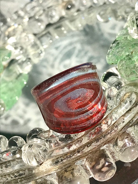 硝子の創作ring・・赤い水に落とされた銀色の渦巻き（１５．５号） 1枚目の画像