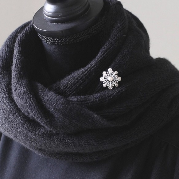 【特集掲載・ブローチ】冬のコーデを華やかに　ビジュー輝く雪の結晶　ビーズ刺繍ブローチ（スワロフスキー・ビーズ・パール） 1枚目の画像