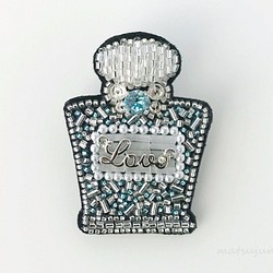 香水瓶のキラキラ宝石刺繍ブローチ（スワロフスキー：水色・チャーム：Love） 1枚目の画像