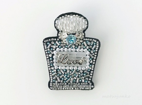 香水瓶のキラキラ宝石刺繍ブローチ（スワロフスキー：水色・チャーム：Love） 1枚目の画像