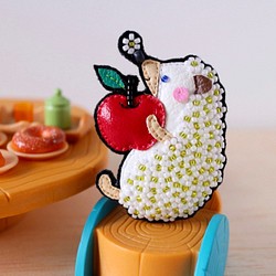 お花いっぱい♡ハリネズミさん　りんごに夢中♡　レザー＆ビーズ刺繍ブローチ 1枚目の画像