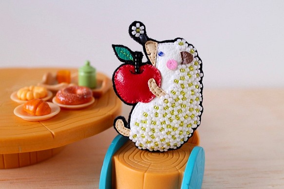 お花いっぱい♡ハリネズミさん　りんごに夢中♡　レザー＆ビーズ刺繍ブローチ 1枚目の画像