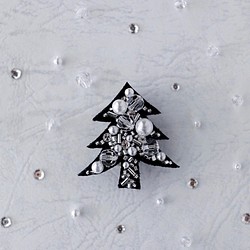 【特集掲載】宝石刺繍「スノークリスマスツリー」パール＆スワロフスキー　ブローチ 1枚目の画像