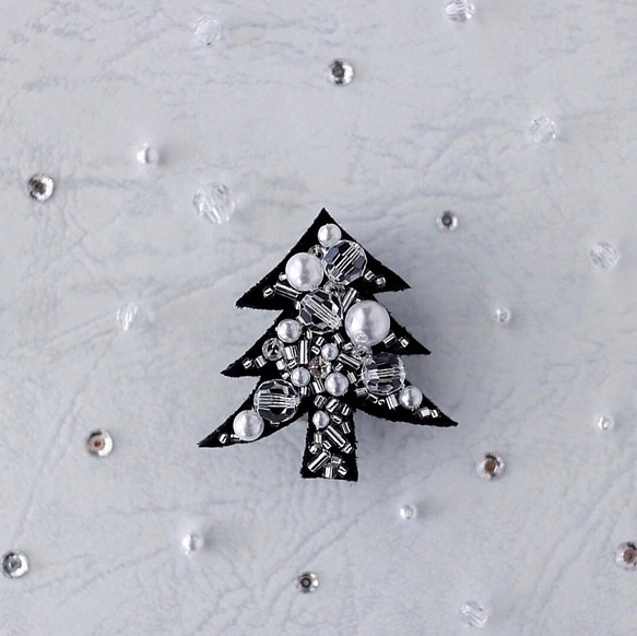 【特集掲載】宝石刺繍「スノークリスマスツリー」パール＆スワロフスキー　ブローチ 1枚目の画像