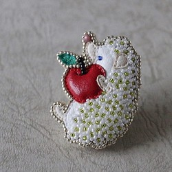 お花に包まれたハリネズミ　ブローチ　りんご　ビーズ刺繍　フェイクレザー　 1枚目の画像
