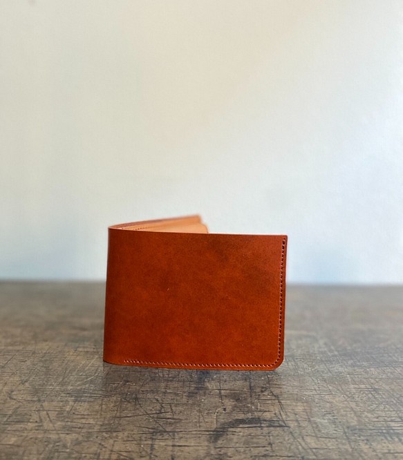 獨一無二的奢華皮革：採用 Lugateau 深橙色折疊緊湊型錢包 第1張的照片