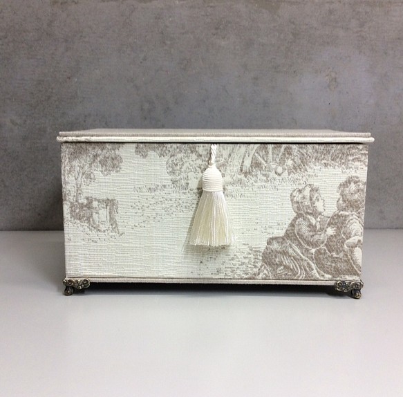 フランス布 トワルジュイ の カルトナージュ 小さめの裁縫箱 猫脚付き 1枚目の画像