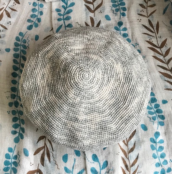 綿 レーヨン ニット帽子 ベレー帽  きなりxグレー 1枚目の画像