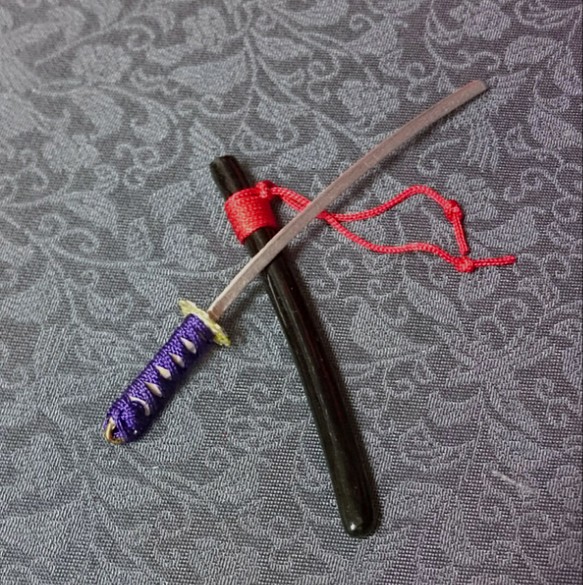 オビツ11 刀 (ノンスケール) 黒鞘 赤下げ緒 1枚目の画像