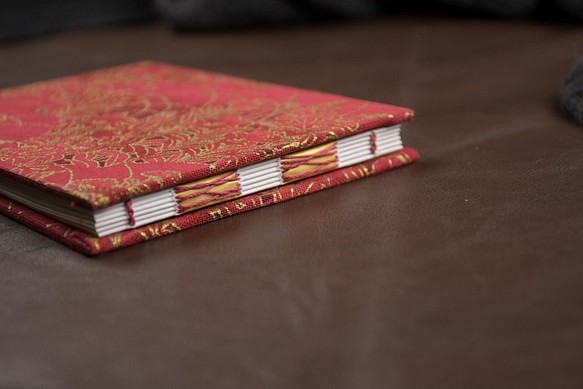 星幻黃緞帶與紅楓布 手工筆記本 第1張的照片