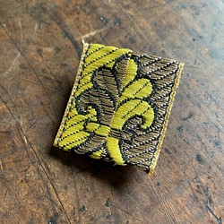 スリランカ刺繍  ブローチ 1枚目の画像