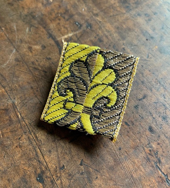 スリランカ刺繍  ブローチ 1枚目の画像