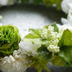 四季を問わずに飾れるホワイトグリーン・リース 3枚目の画像