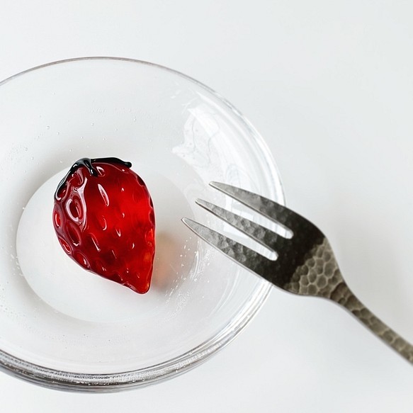 【Hさまご注文分専用ページ】完熟な苺ガラスのブローチ 1枚目の画像