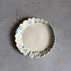 花かんむりの皿 （白×ブルー）２１㎝ 1枚目の画像