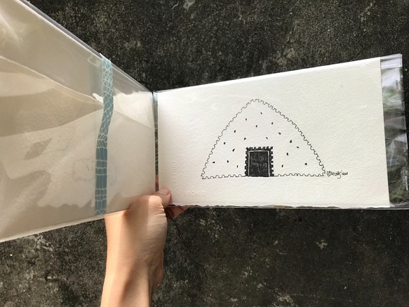 「飯糰4兄弟」手工明信片 手繪 插畫 食物 三角形 幽默  簡約 黑白 作品 裝飾 寫信 感性 書 第1張的照片