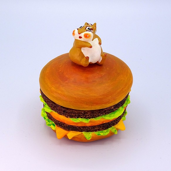粘土人形の食いしん坊リスが乗ったハンバーガー型小物入れ１ 1枚目の画像