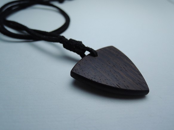 木製ピック型ネックレス【ローズウッド】 1枚目の画像