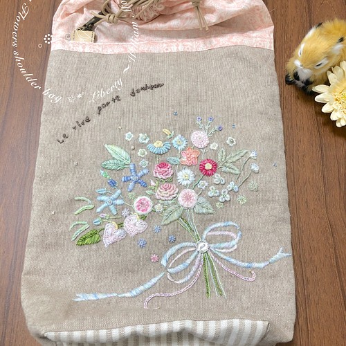 ꕤsale⋈手刺繍の巾着ショルダーバッグ②[薔薇とガーベラのブーケ]☆60