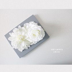 [完売しました]フレームフラワー｜グレーの額と白い花の壁掛けスタイル ウォールデコレーション 1枚目の画像