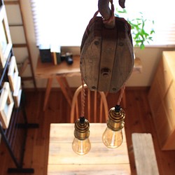 流木のペンダントライト　古道具木製滑車  2灯　LEDエジソンランプ付き 1枚目の画像