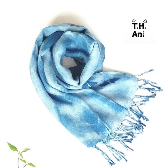 THAniハンドメイドブルー染めオリジナルシルクスカーフ-インプリントナチュラルブルー染め植物染めスカーフショール 1枚目の画像