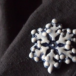 雪の陶器ブローチ（紺） 1枚目の画像