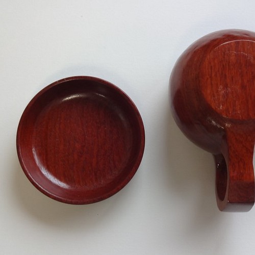 花梨の一木彫りコーヒーカップ。同じ花梨の豆皿付き グラス・カップ 