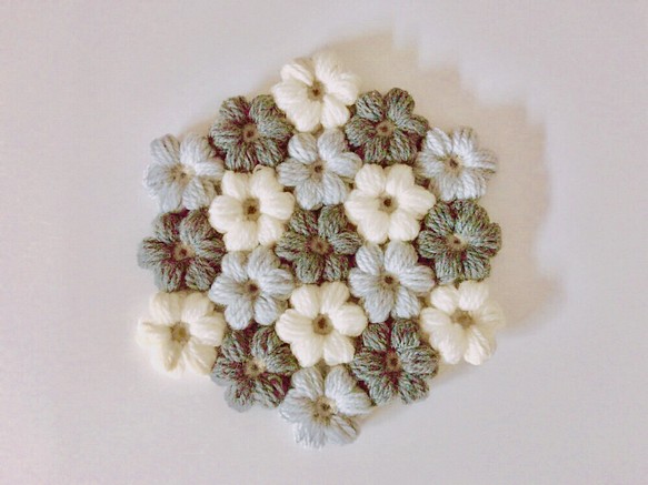 手編み お花モチーフの鍋敷き 1枚目の画像