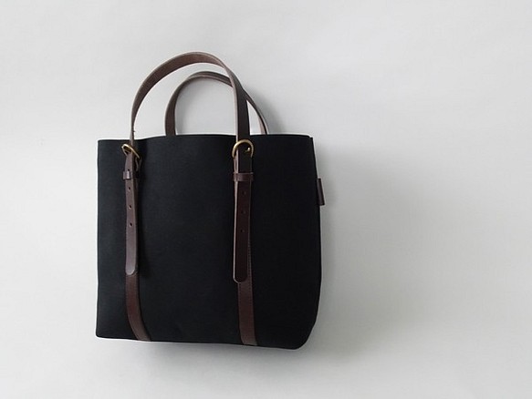 [限時特價] 皮革提手 2way 手提包 &lt;黑色 x 深棕色&gt; 第1張的照片