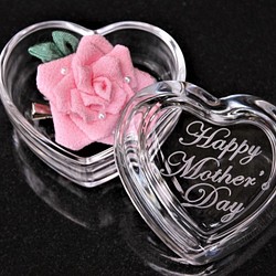母の日につまみ細工のピンクのバラのブローチ☆ガラスハートの入れ物に感謝のメッセージを入れて 1枚目の画像