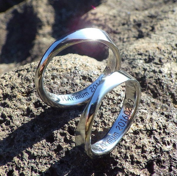 指輪ペア　金属アレルギーフリー　ハフニウム女性リングは全周鏡面研磨仕上げ
