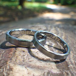 金属アレルギーの原因にならないハフニウムの結婚指輪 1枚目の画像
