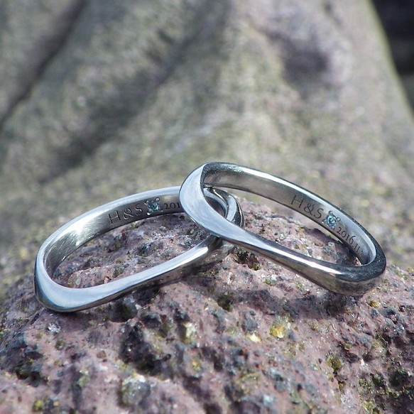 【金属アレルギー対応】リング内側にブルーダイヤモンドを石留め・ハフニウムの結婚指輪 1枚目の画像