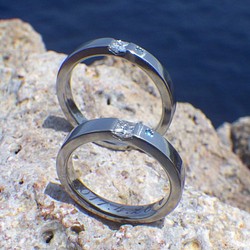 【金属アレルギーにならない結婚指輪】プリンセスハグセッティングにメレを添えて・ハフニウムの結婚指輪 1枚目の画像