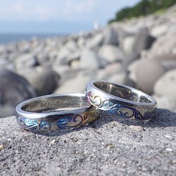 【金属アレルギー対応】手彫りの図柄に鮮やかなグラデーション発色の結婚指輪 1枚目の画像