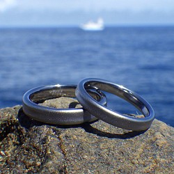 【金属アレルギーにならない結婚指輪】ヒトに優しく、落ち着いて美しい金属・タンタルの結婚指輪 1枚目の画像